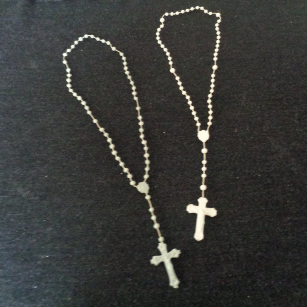 VINTAGE PLASTIC CATHOLIC ROSARYS - Picture 2 of 5